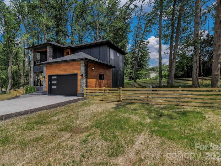 25 Scott Meadows Drive, Asheville, NC 28806.  MLS# CAR4232093, YatesRealty ID 25325. 