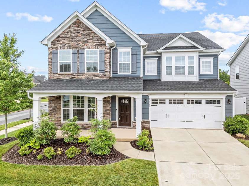 12710 ES Draper Drive, Huntersville, NC 28078.  MLS# CAR4245937, YatesRealty ID 25327. Corner lot and usable driveway space