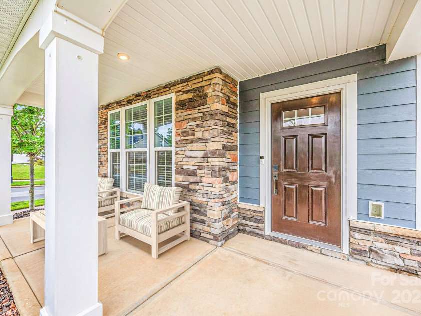 12710 ES Draper Drive, Huntersville, NC 28078.  MLS# CAR4245937, YatesRealty ID 25327. Welcoming covered front porch