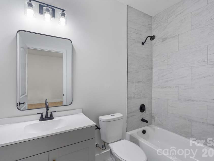 460 Riddle Mill Road, Clover, SC 29710.  MLS# CAR4378349, YatesRealty ID 25328. Third Full Bath on Upper