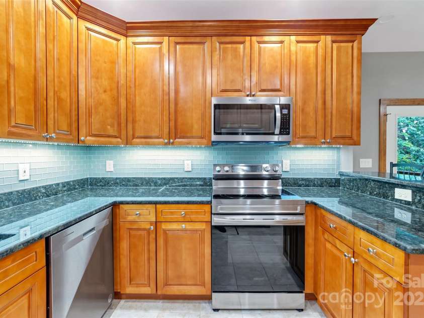 220 Rainbow Terrace, Black Mountain, NC 28711.  MLS# CAR4264765, YatesRealty ID 25330. Chef's kitchen