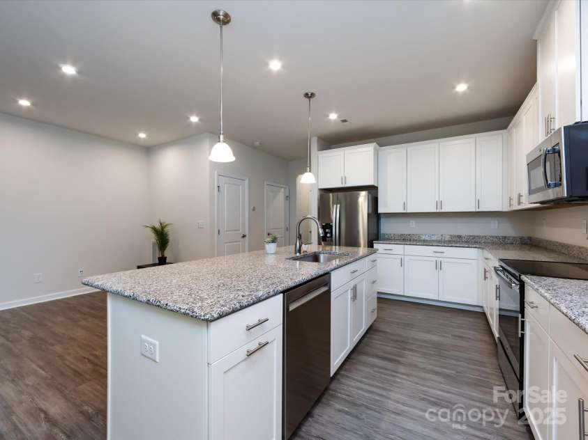 403 Park Meadows Drive, Matthews, NC 28104.  MLS# CAR4263302, YatesRealty ID 25331. Brand new dishwasher