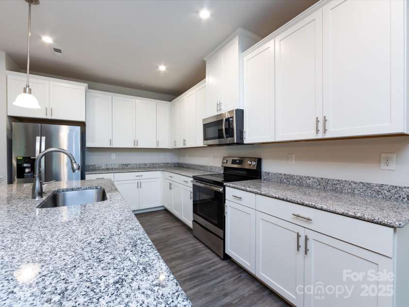 403 Park Meadows Drive, Matthews, NC 28104.  MLS# CAR4263302, YatesRealty ID 25331. Granite countertops