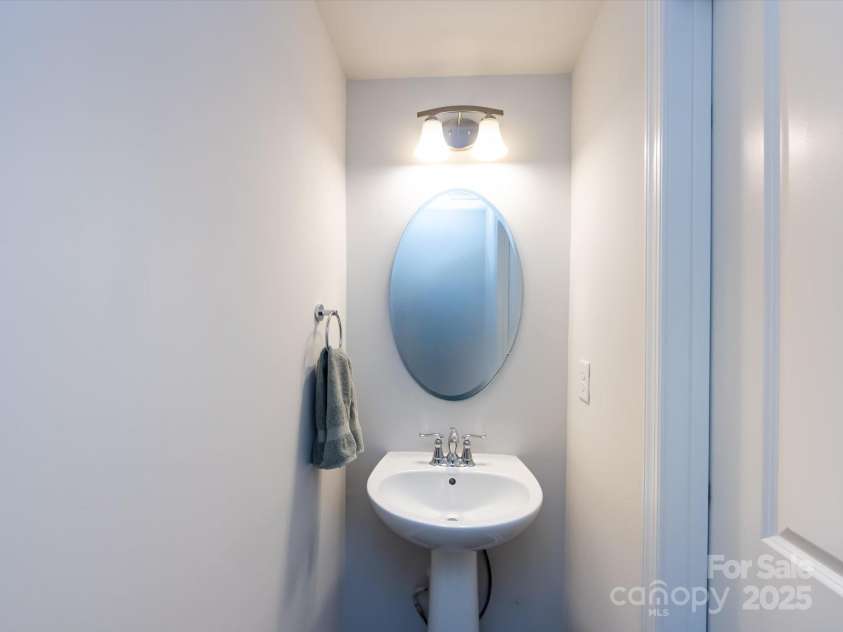 403 Park Meadows Drive, Matthews, NC 28104.  MLS# CAR4263302, YatesRealty ID 25331. Half Bathroom on main level