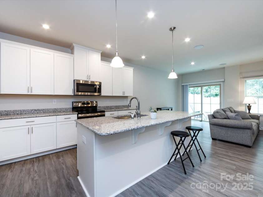 403 Park Meadows Drive, Matthews, NC 28104.  MLS# CAR4263302, YatesRealty ID 25331. Large island