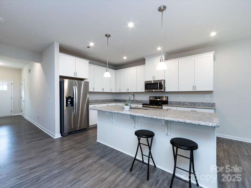 403 Park Meadows Drive, Matthews, NC 28104.  MLS# CAR4263302, YatesRealty ID 25331. Large Kitchen