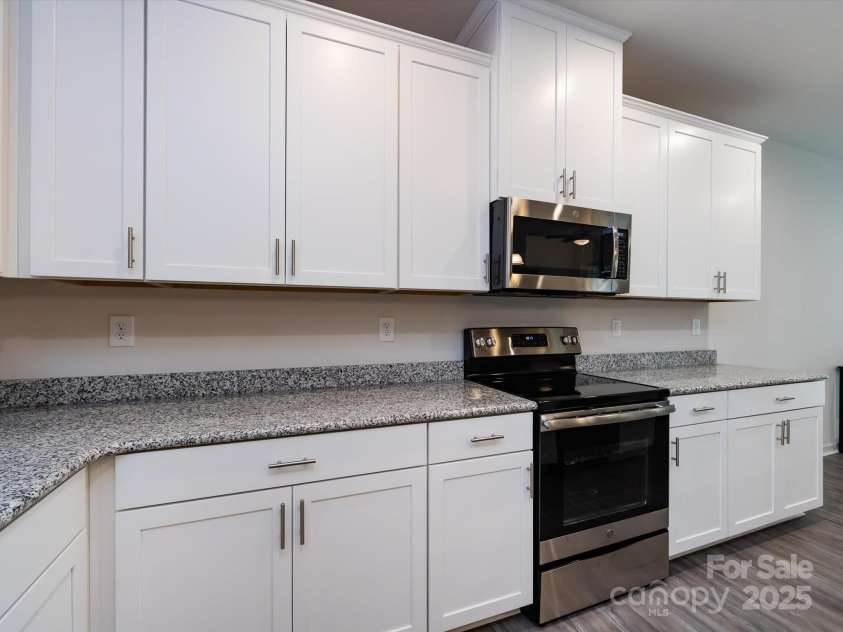 403 Park Meadows Drive, Matthews, NC 28104.  MLS# CAR4263302, YatesRealty ID 25331. Lots of cabinets and counterspace