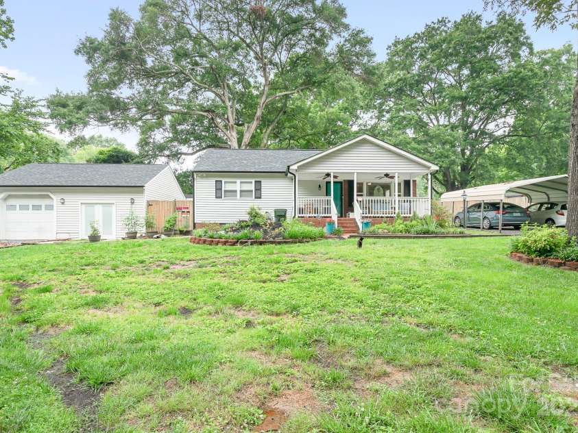 2279 Cedar Oak Circle, Gastonia, NC 28052.  MLS# CAR4269915, YatesRealty ID 25332. 