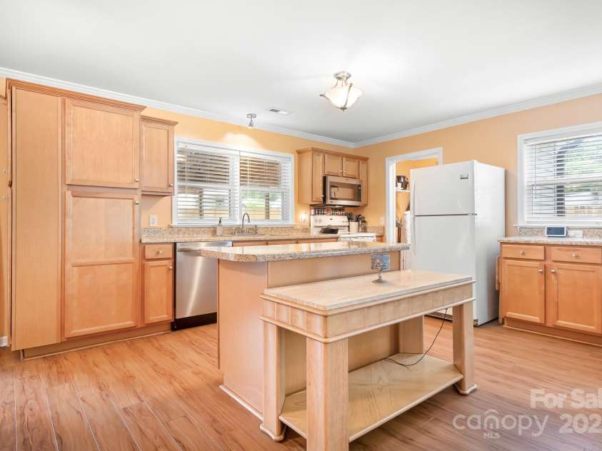 2279 Cedar Oak Circle, Gastonia, NC 28052.  MLS# CAR4269915, YatesRealty ID 25332. 