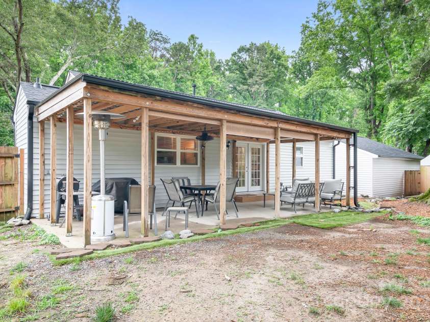 2279 Cedar Oak Circle, Gastonia, NC 28052.  MLS# CAR4269915, YatesRealty ID 25332. 