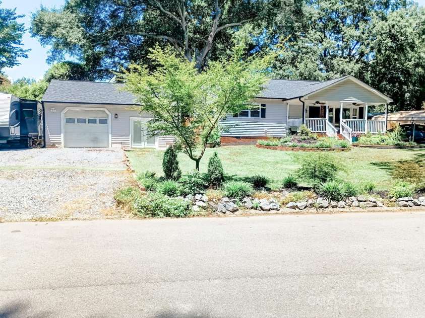 2279 Cedar Oak Circle, Gastonia, NC 28052.  MLS# CAR4269915, YatesRealty ID 25332. 