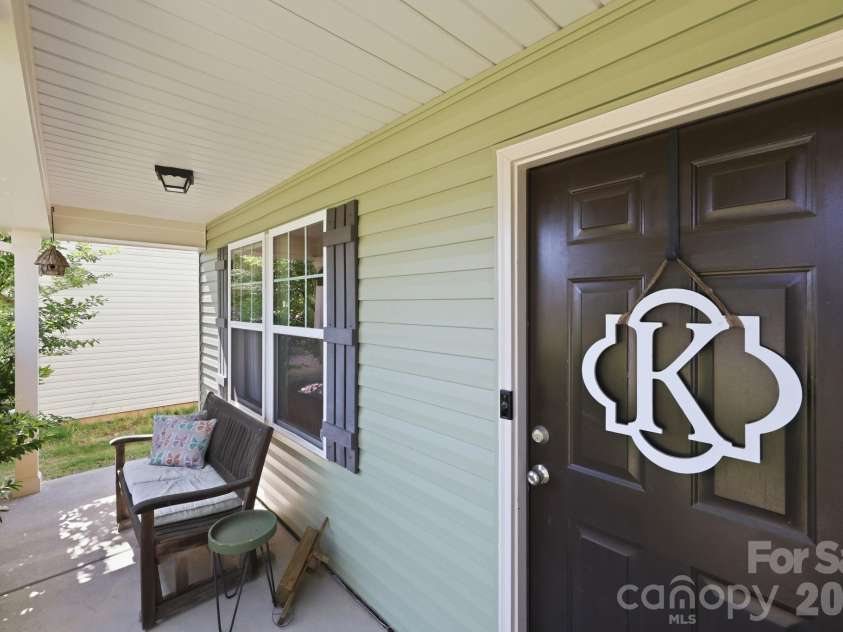 517 Falls Lane, Kannapolis, NC 28081.  MLS# CAR4383650, YatesRealty ID 25332. 