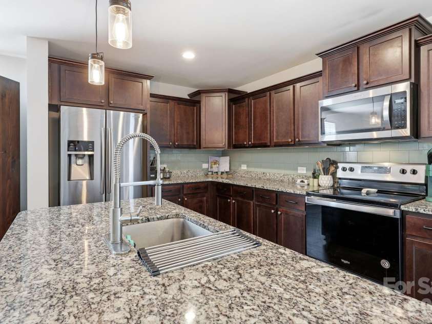 517 Falls Lane, Kannapolis, NC 28081.  MLS# CAR4383650, YatesRealty ID 25332. 
