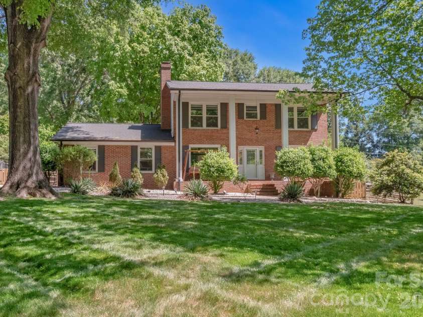 6070 Ferncliff Drive, Concord, NC 28027.  MLS# CAR4371850, YatesRealty ID 25333. 