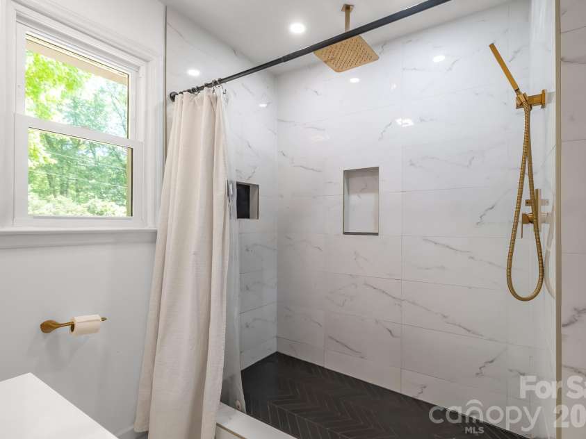 6070 Ferncliff Drive, Concord, NC 28027.  MLS# CAR4371850, YatesRealty ID 25333. 