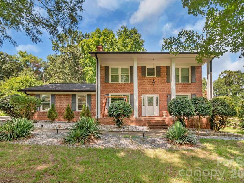 6070 Ferncliff Drive, Concord, NC 28027.  MLS# CAR4371850, YatesRealty ID 25333. 