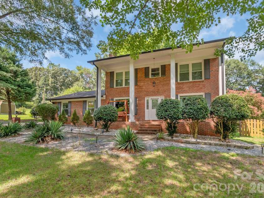 6070 Ferncliff Drive, Concord, NC 28027.  MLS# CAR4371850, YatesRealty ID 25333. 