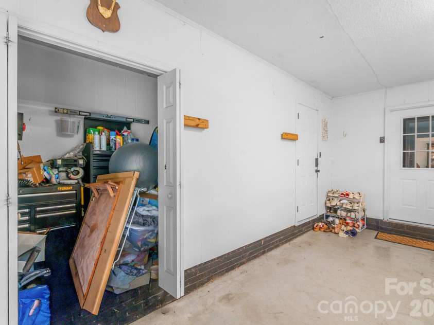 6070 Ferncliff Drive, Concord, NC 28027.  MLS# CAR4371850, YatesRealty ID 25333. 