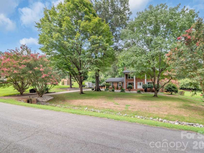 6070 Ferncliff Drive, Concord, NC 28027.  MLS# CAR4371850, YatesRealty ID 25333. 