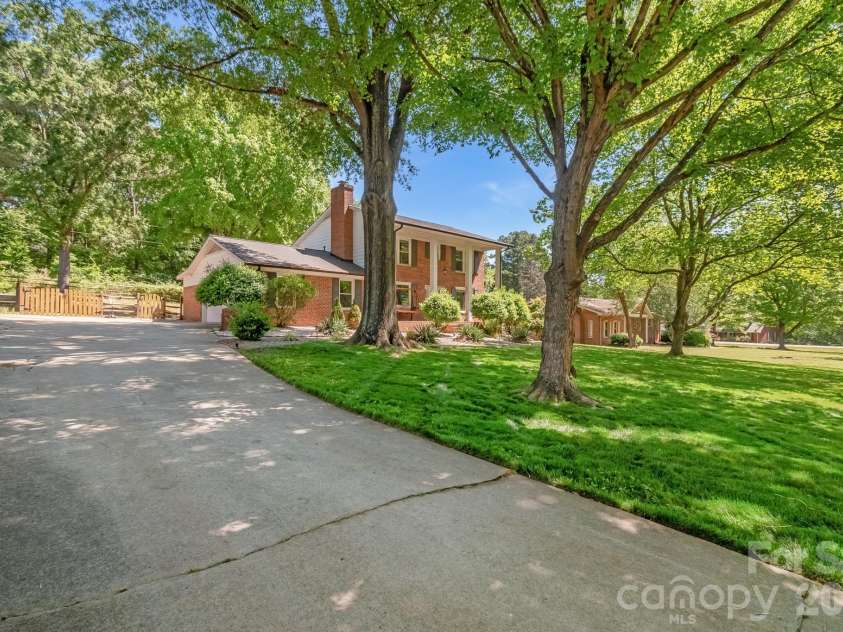 6070 Ferncliff Drive, Concord, NC 28027.  MLS# CAR4371850, YatesRealty ID 25333. Expansive drive way.