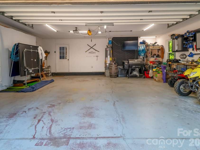 6070 Ferncliff Drive, Concord, NC 28027.  MLS# CAR4371850, YatesRealty ID 25333. Oversized garage.