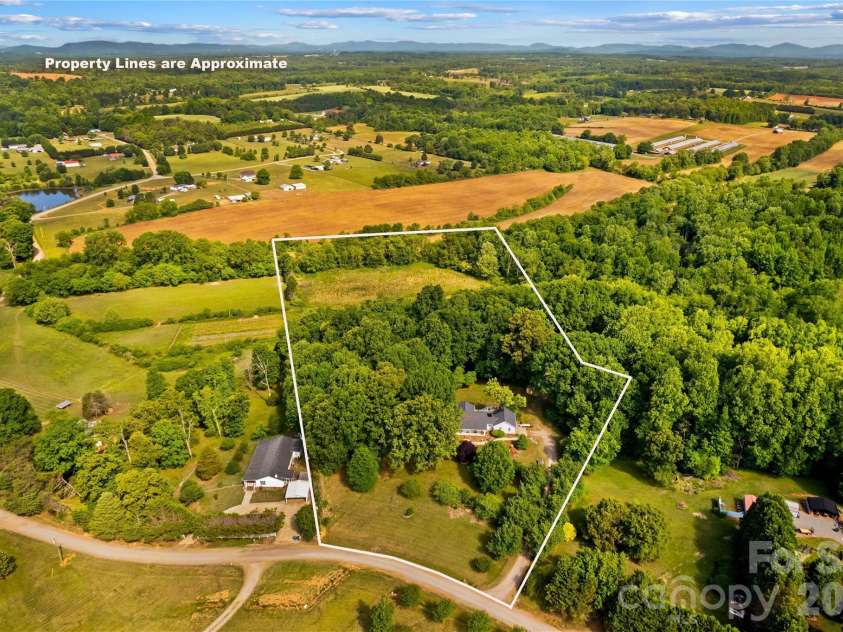711 Spring Pointe Drive, Stony Point, NC 28678.  MLS# CAR4385300, YatesRealty ID 25335. 