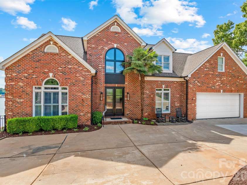7110 Anchorage Lane, Fort Mill, SC 29708.  MLS# CAR4380640, YatesRealty ID 25342. 