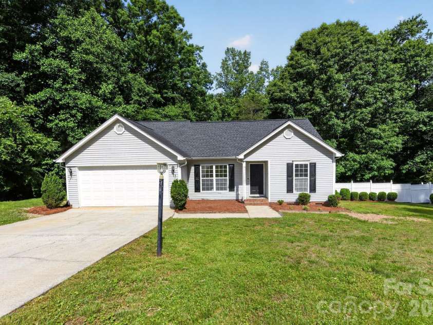 209 Red Oak Court, Gastonia, NC 28052.  MLS# CAR4381003, YatesRealty ID 25343. 