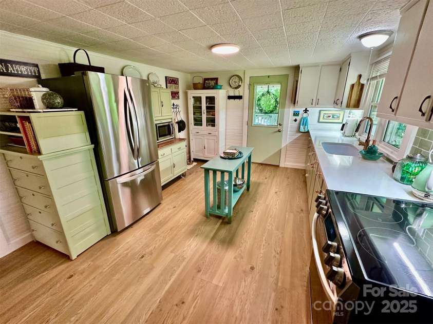 68 Roosevelt Ridge, Canton, NC 28716.  MLS# CAR4280224, YatesRealty ID 25343. Kitchen view from Living area