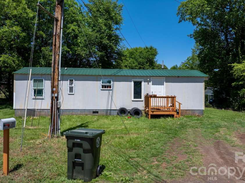 120 13th Street, Newton, NC 28658.  MLS# CAR4381763, YatesRealty ID 25344. 