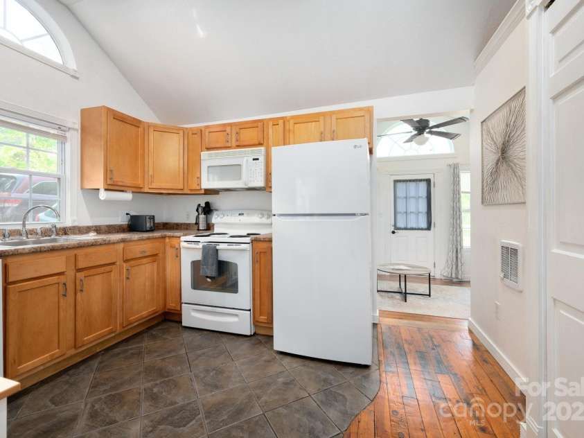 5 Arbutus Road, Asheville, NC 28805.  MLS# CAR4270691, YatesRealty ID 25344. Abundant Light
