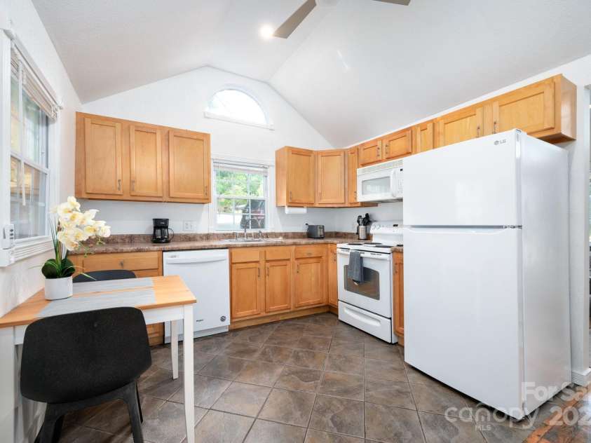 5 Arbutus Road, Asheville, NC 28805.  MLS# CAR4270691, YatesRealty ID 25344. Fully Equipped Kitchen with Plenty of Storage