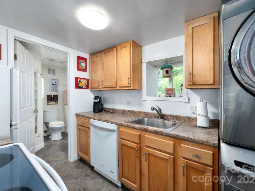 5 Arbutus Road, Asheville, NC 28805.  MLS# CAR4270691, YatesRealty ID 25344. Lower Unit Kitchen