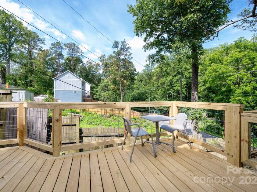 5 Arbutus Road, Asheville, NC 28805.  MLS# CAR4270691, YatesRealty ID 25344. Plenty of Room for Dining and Unwinding