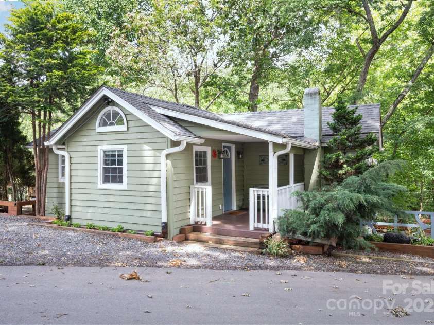 5 Arbutus Road, Asheville, NC 28805.  MLS# CAR4270691, YatesRealty ID 25344. Surrounded by Greenery