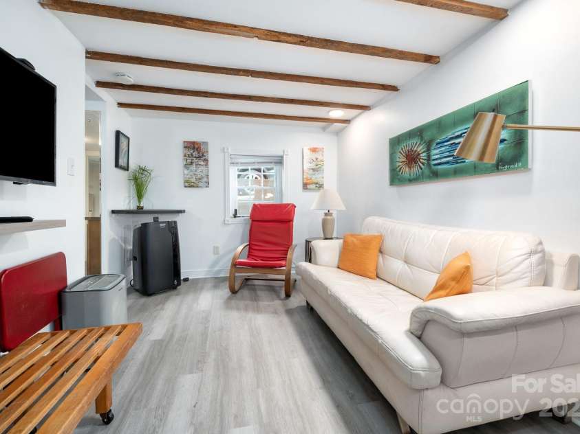5 Arbutus Road, Asheville, NC 28805.  MLS# CAR4280642, YatesRealty ID 25344. Being Sold Fully Furnished