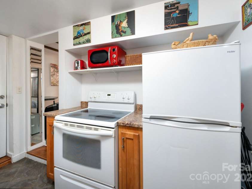 5 Arbutus Road, Asheville, NC 28805.  MLS# CAR4280642, YatesRealty ID 25344. Fully Equipped Kitchen