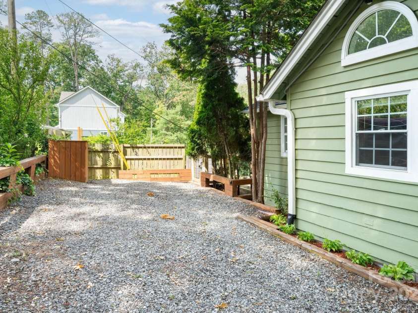 5 Arbutus Road, Asheville, NC 28805.  MLS# CAR4280642, YatesRealty ID 25344. Upper Level Parking