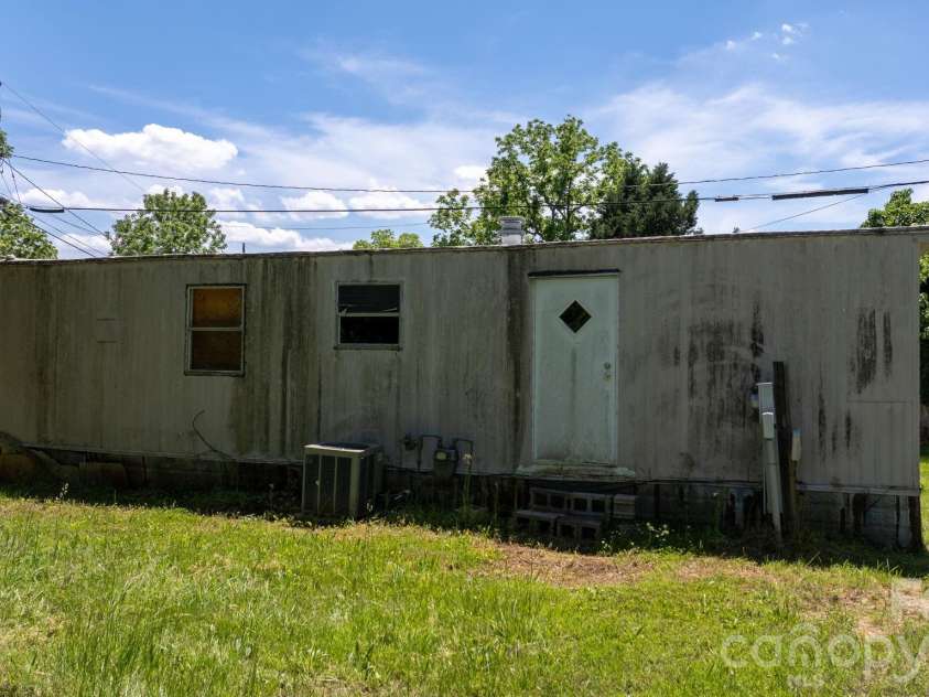 116 13th Street, Newton, NC 28658.  MLS# CAR4381755, YatesRealty ID 25346. 