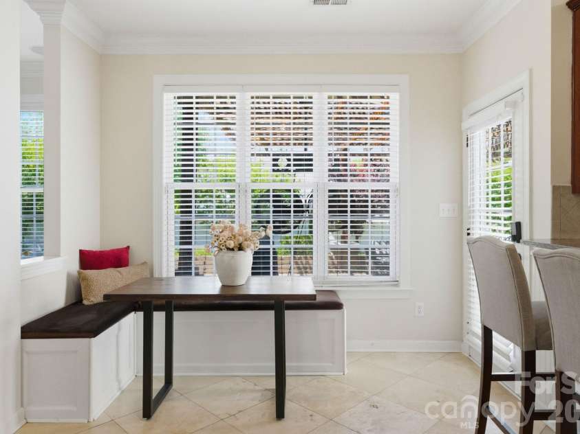 15007 Taylor Ridge Lane, Charlotte, NC 28273.  MLS# CAR4370463, YatesRealty ID 25348. Breakfast Area