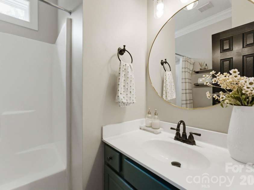 15007 Taylor Ridge Lane, Charlotte, NC 28273.  MLS# CAR4370463, YatesRealty ID 25348. Full Bathroom Main Level