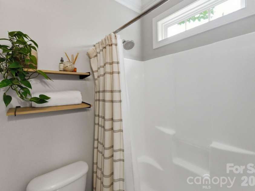 15007 Taylor Ridge Lane, Charlotte, NC 28273.  MLS# CAR4370463, YatesRealty ID 25348. Full Bathroom Main Level