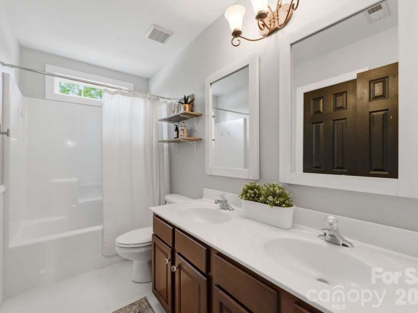 15007 Taylor Ridge Lane, Charlotte, NC 28273.  MLS# CAR4370463, YatesRealty ID 25348. Guest Bathroom