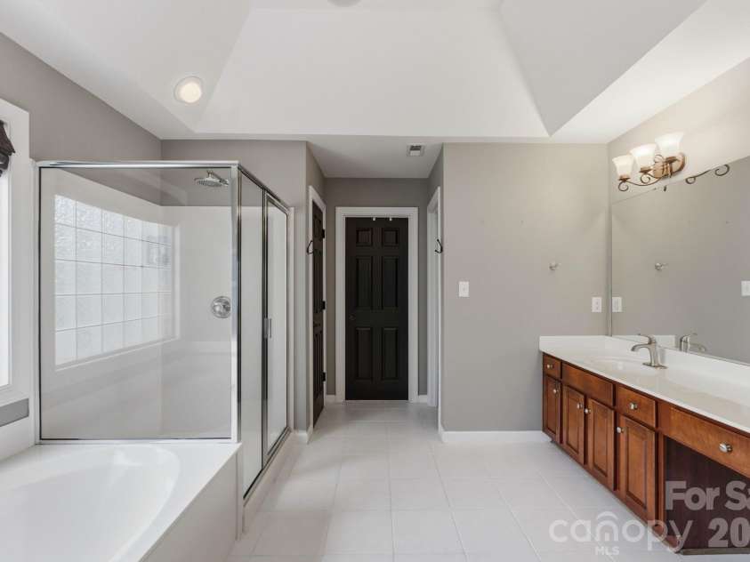 15007 Taylor Ridge Lane, Charlotte, NC 28273.  MLS# CAR4370463, YatesRealty ID 25348. Primary Bathroom