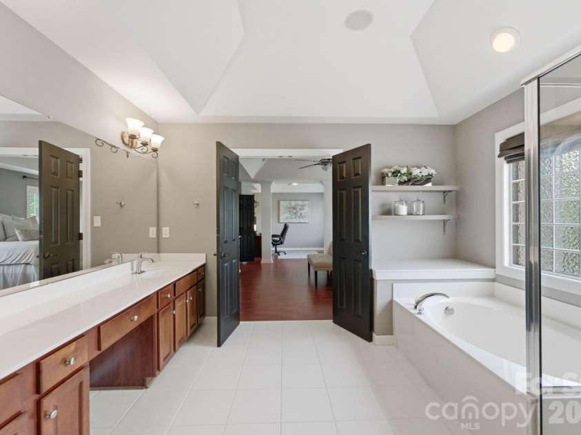 15007 Taylor Ridge Lane, Charlotte, NC 28273.  MLS# CAR4370463, YatesRealty ID 25348. Primary Bathroom