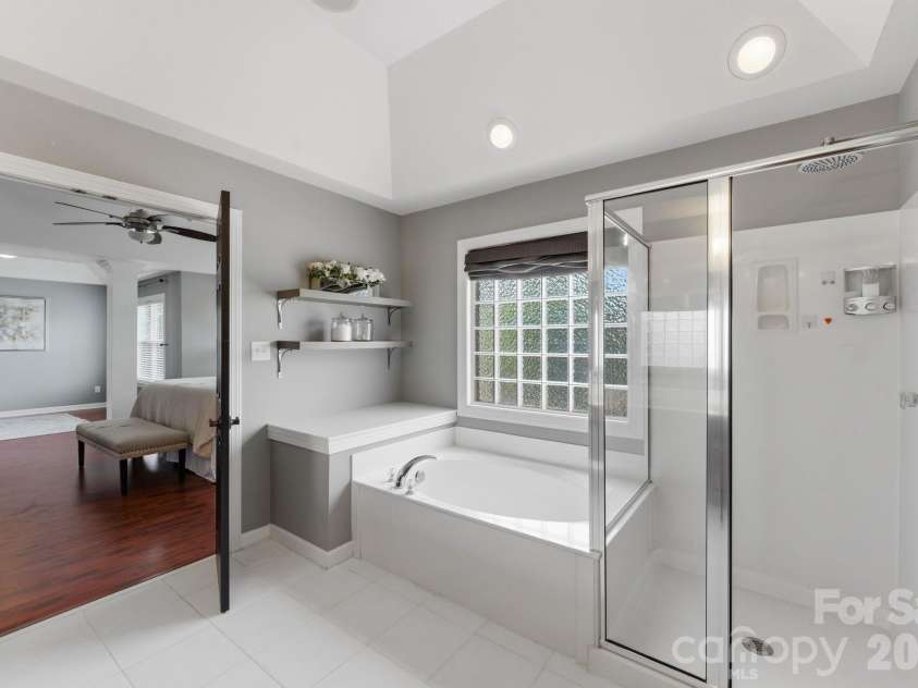 15007 Taylor Ridge Lane, Charlotte, NC 28273.  MLS# CAR4370463, YatesRealty ID 25348. Primary Bathroom