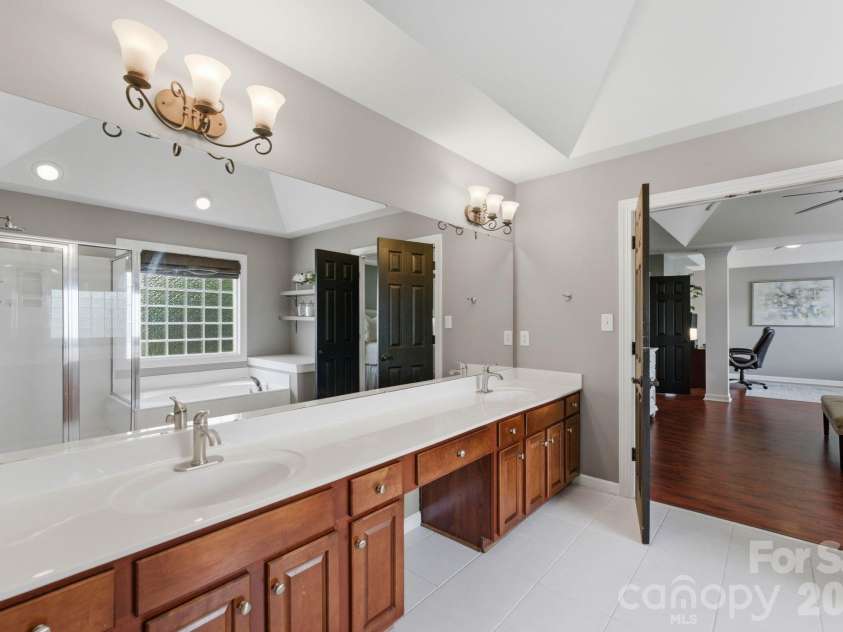 15007 Taylor Ridge Lane, Charlotte, NC 28273.  MLS# CAR4370463, YatesRealty ID 25348. Primary Bathroom