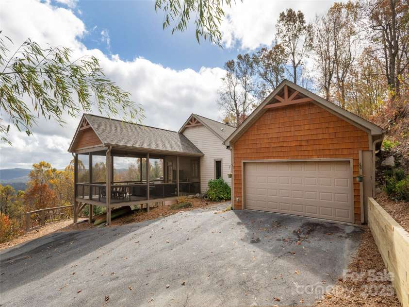 261 Rowland Drive, Hendersonville, NC 28739.  MLS# CAR4217171, YatesRealty ID 2535. 