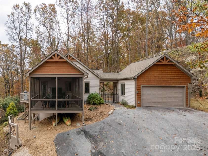 261 Rowland Drive, Hendersonville, NC 28739.  MLS# CAR4217171, YatesRealty ID 2535. 