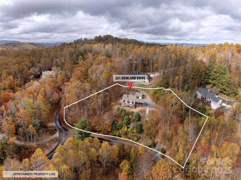 261 Rowland Drive, Hendersonville, NC 28739.  MLS# CAR4217171, YatesRealty ID 2535. 